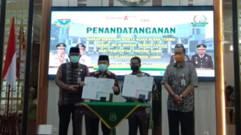 Gubernur Al Haris saat penandatanganan penghibahan tanah ke Kejati Jambi