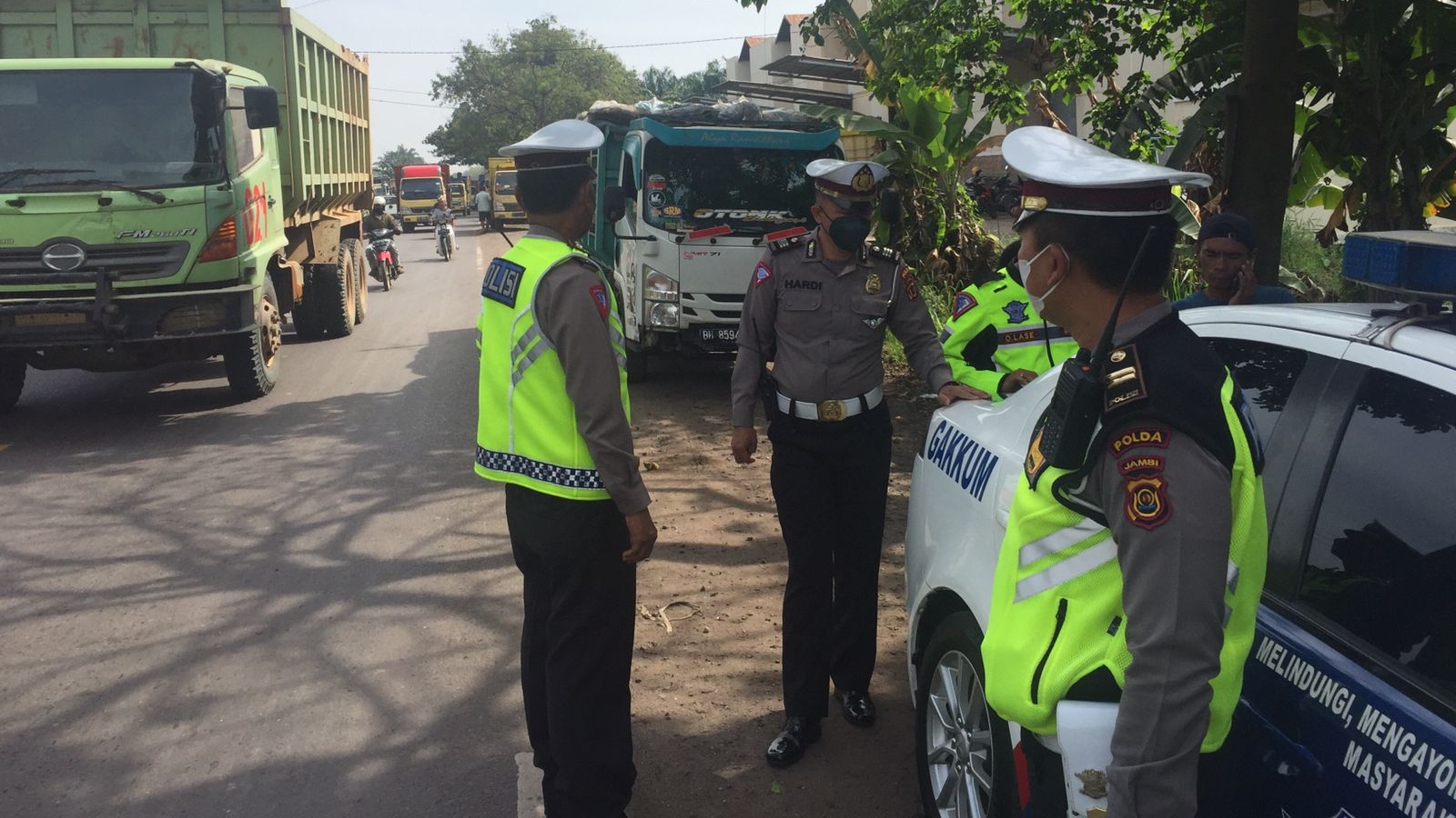 Polisi saat tilang angkutan batu bara 