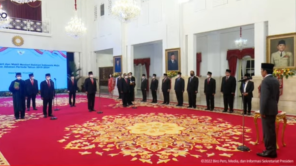 Presiden Jokowi saat melantik 2 menteri dan 3 Wamen di Istana Negara 