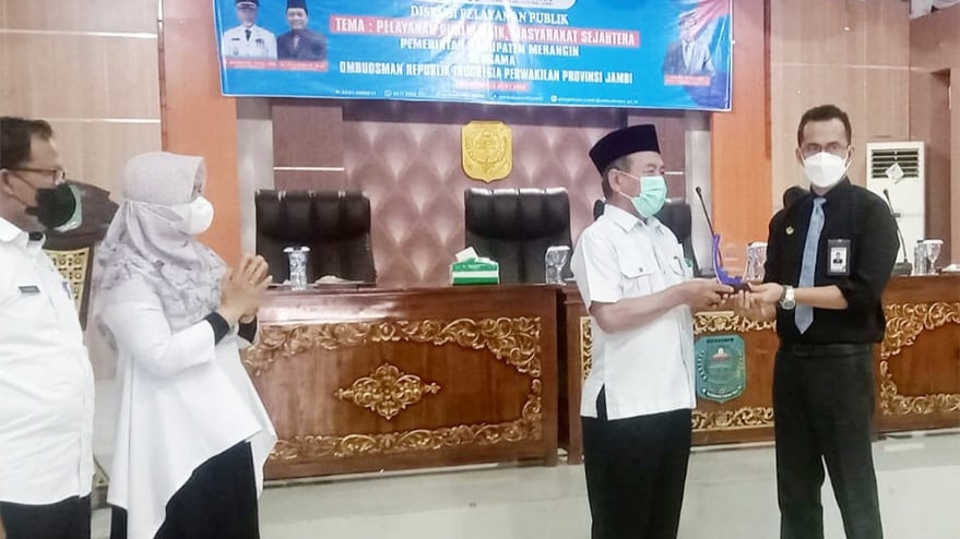 Bupati Mashuri saat membuka Forum Diskusi Pelayanan Publik bersama Ombudsman RI