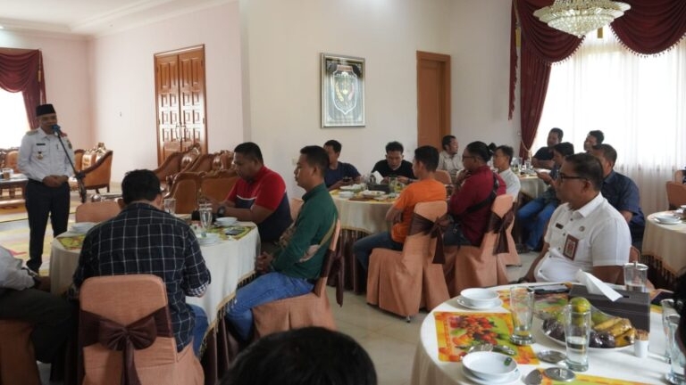 Pj Bupati Aspan saat silaturahmi dengan wartawan di Rumdis Bupati Tebo