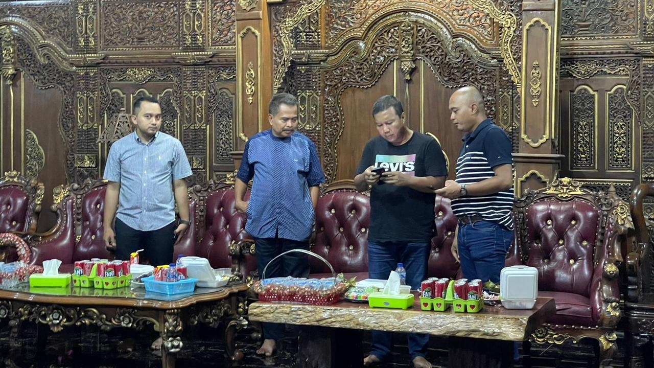 Sambutan keluarga Sutriman saat kunjungan Romi ke Tebo