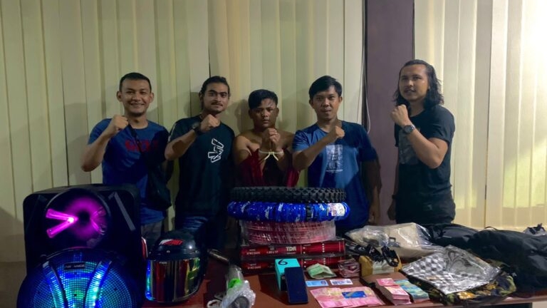Polisi saat amankan seorang pemuda di Merangin yang menguras saldo ATM tetangga