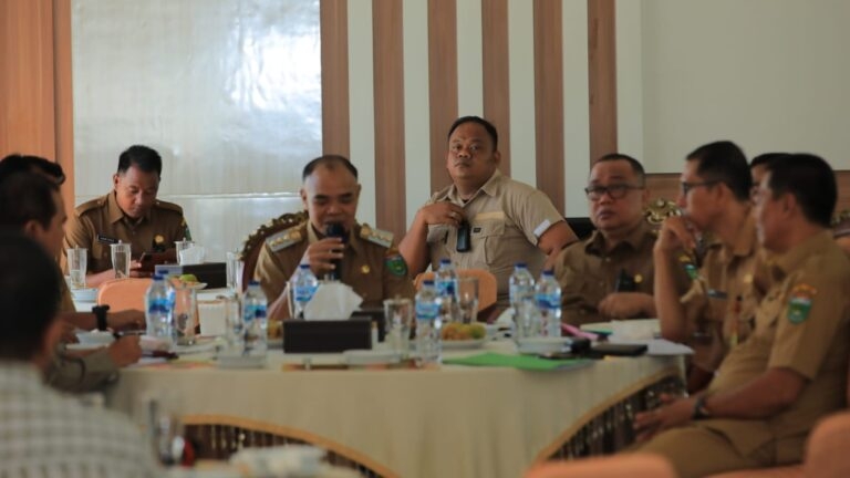 Pj Bupati Aspan saat pertemuan dengan para pengusaha di Rumdis Bupati Tebo 