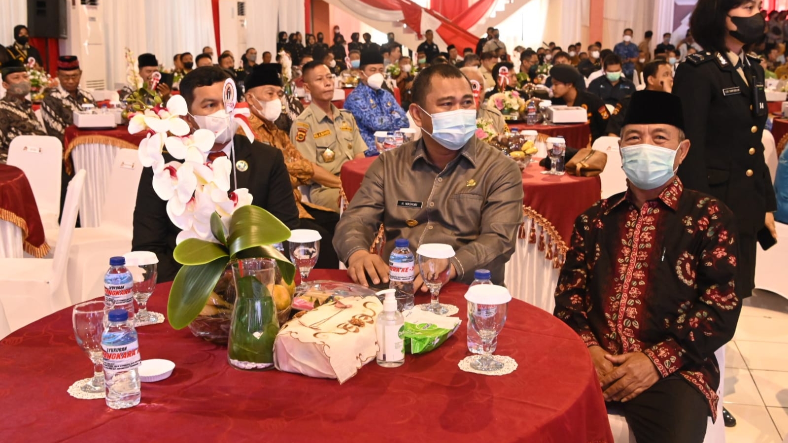 Bupati Merangin, Mashuri (kanan) saat hadiri peringatan HUT ke-76 Bhayangkara di SPN Polda Jambi