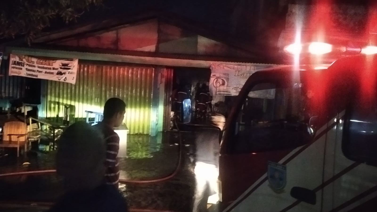 Petugas saat padamkan kebakaran di Laundry Yasmin Simpang Kawat