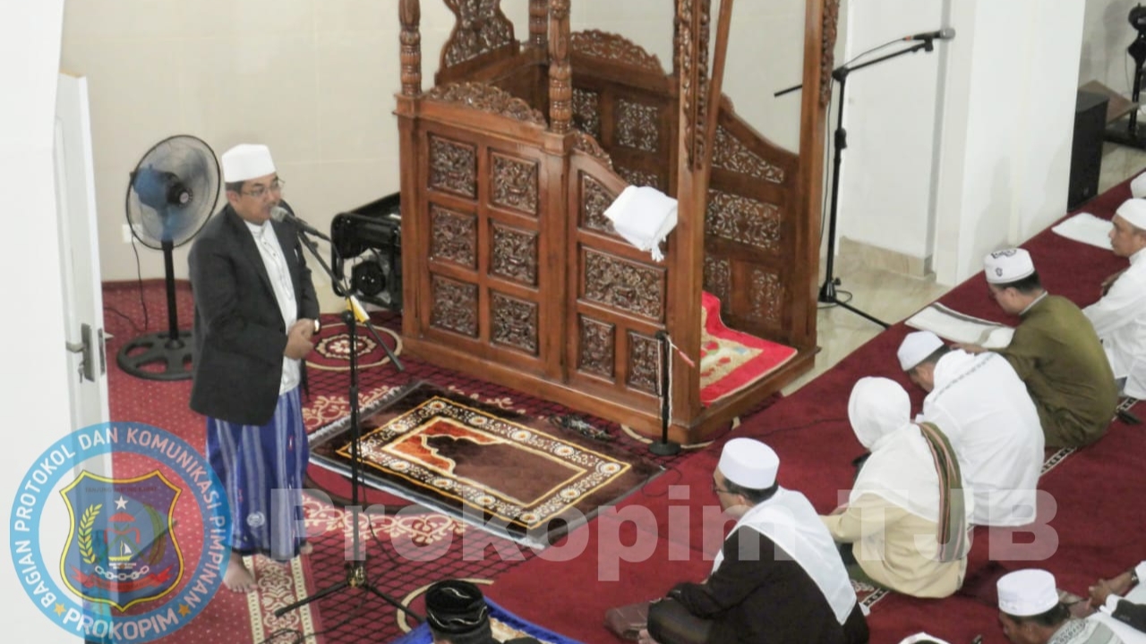 Bupati Anwar Sadat saat Salat Idul Adha di Masjid Syaikh Utsman Kuala Tungkal 