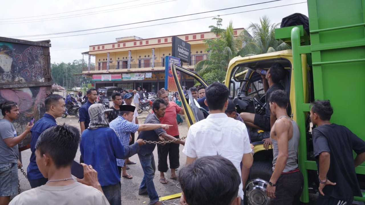 Gubernur Al Haris saat bantu evakuasi korban kecelakaan di Batanghari