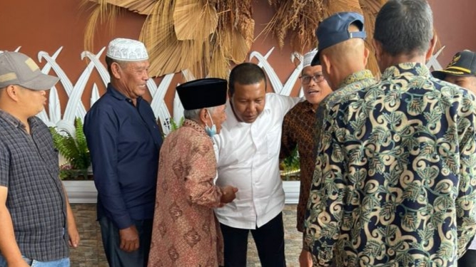 Bupati Romi saat bertemu para kades di Sungai Penuh 