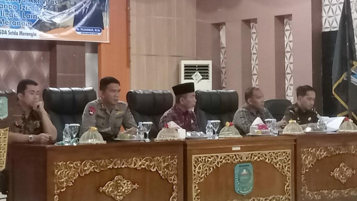 Bupati Mashuri saat pimpin rapat penanggulangan kerusakan lingkungan