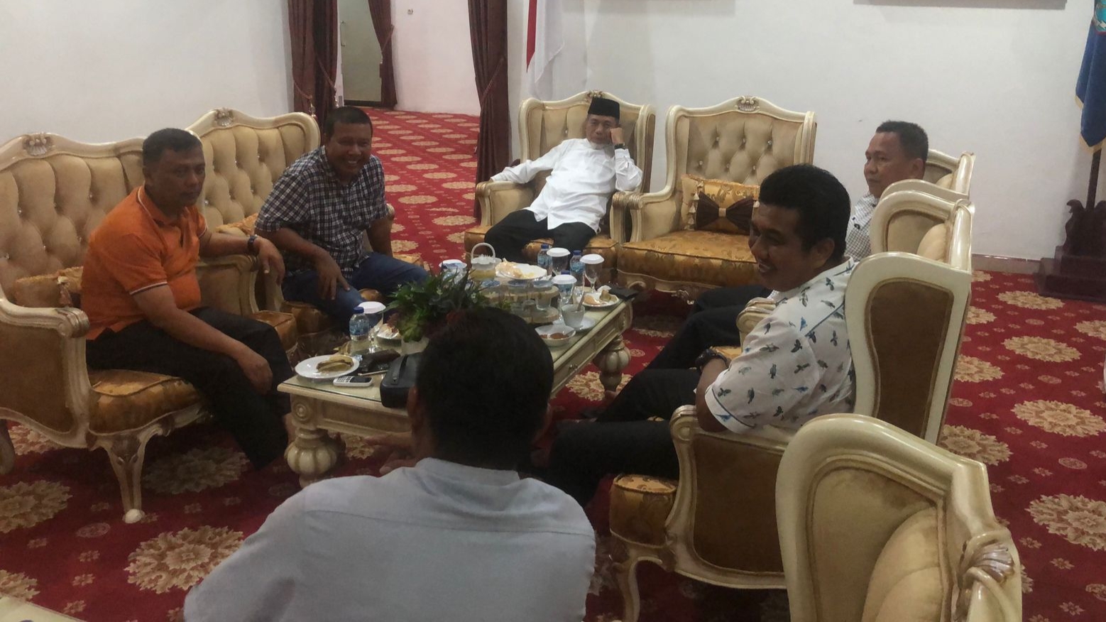 Bupati Mashuri saat menjamu Bupati Romi di Rumdis Bupati Merangin 