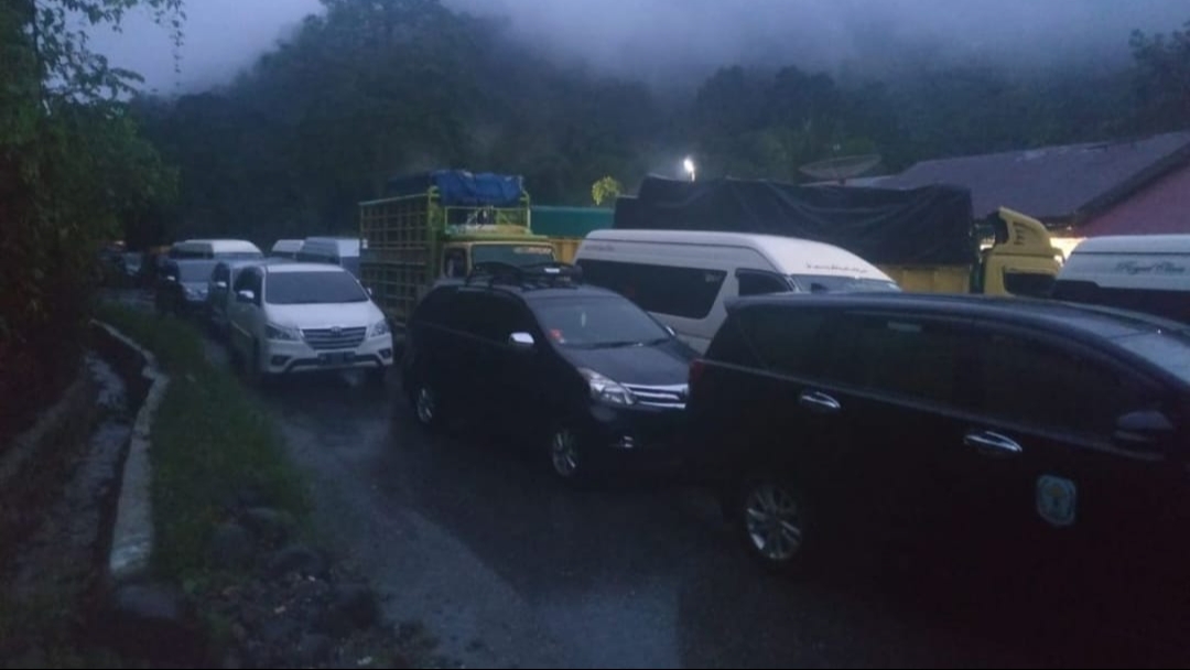 Kendaraan terjebak macet panjang akibat ruas jalan Kerinci-Bangko longsor