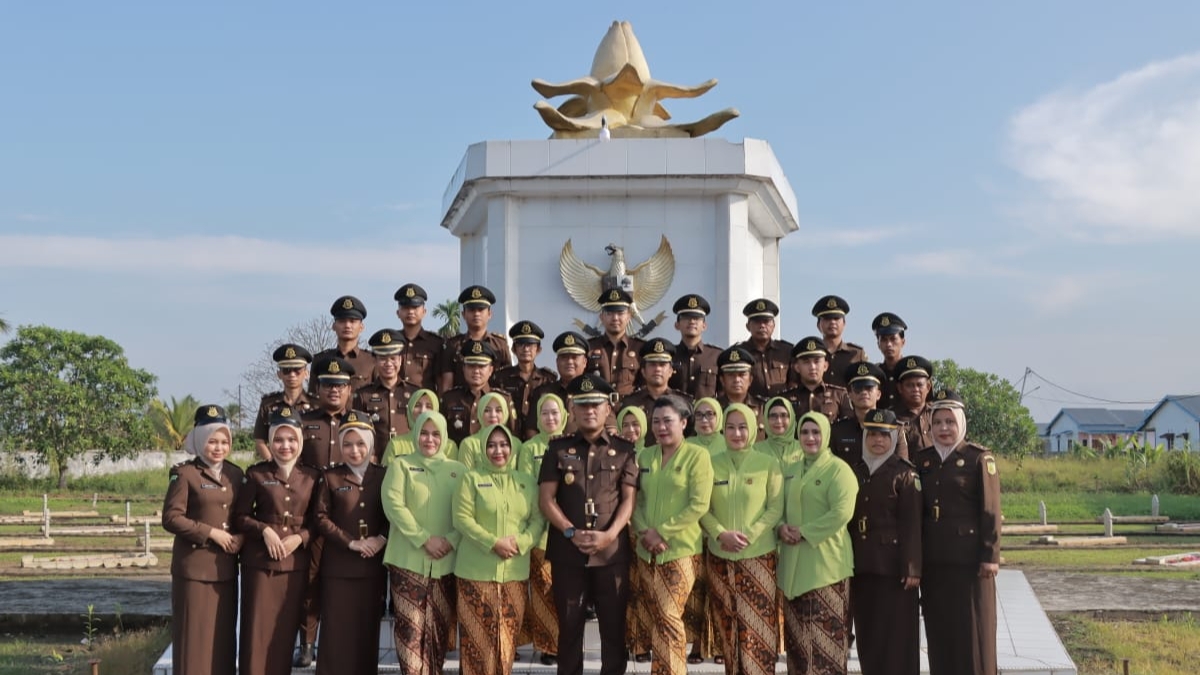Ziarah dan tabur bunga Kejari Tanjab Barat di TMP Satria Yudha 