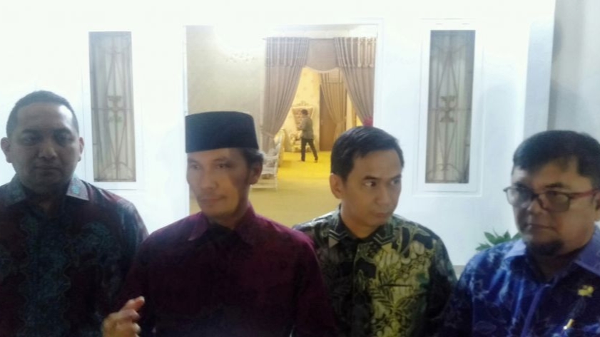 Edi Purwanto didampingi Faisal Riza, Pinto Jayanegara dan Ivan Wirata