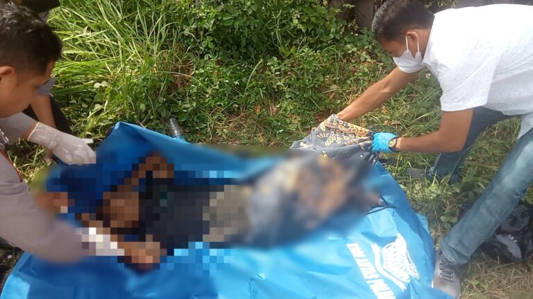 Polisi mengevakuasi mayat pria yang ditemukan di pinggir Lintas Sumatera wilayah Tabir, Merangin