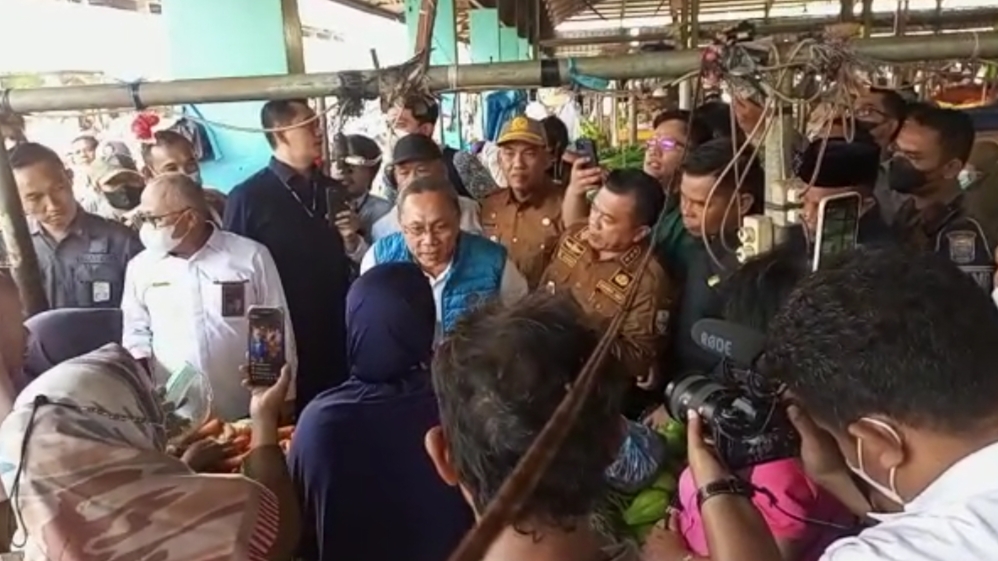 Mendag Zulhas didampingi Gubernur Al Haris saat berkunjung ke Pasar Angso Duo Baru Jambi 