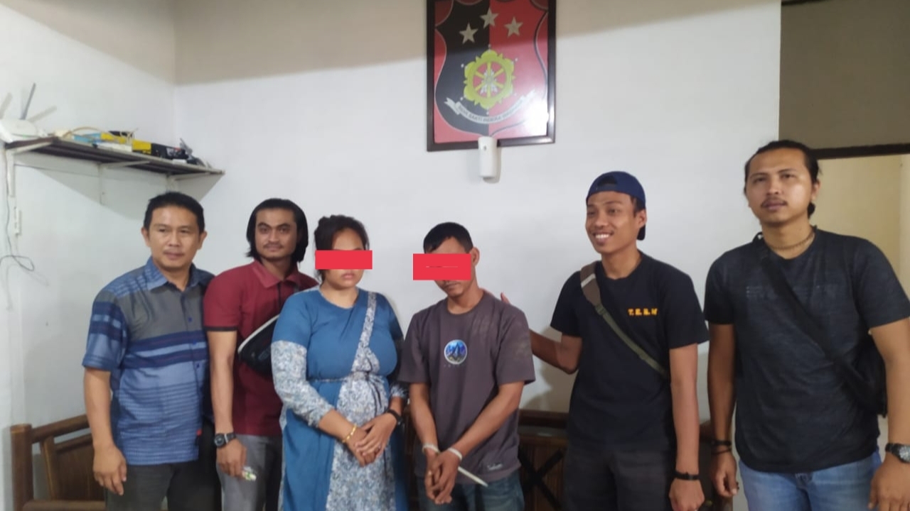 Dua sejoli saat diamankan polisi 