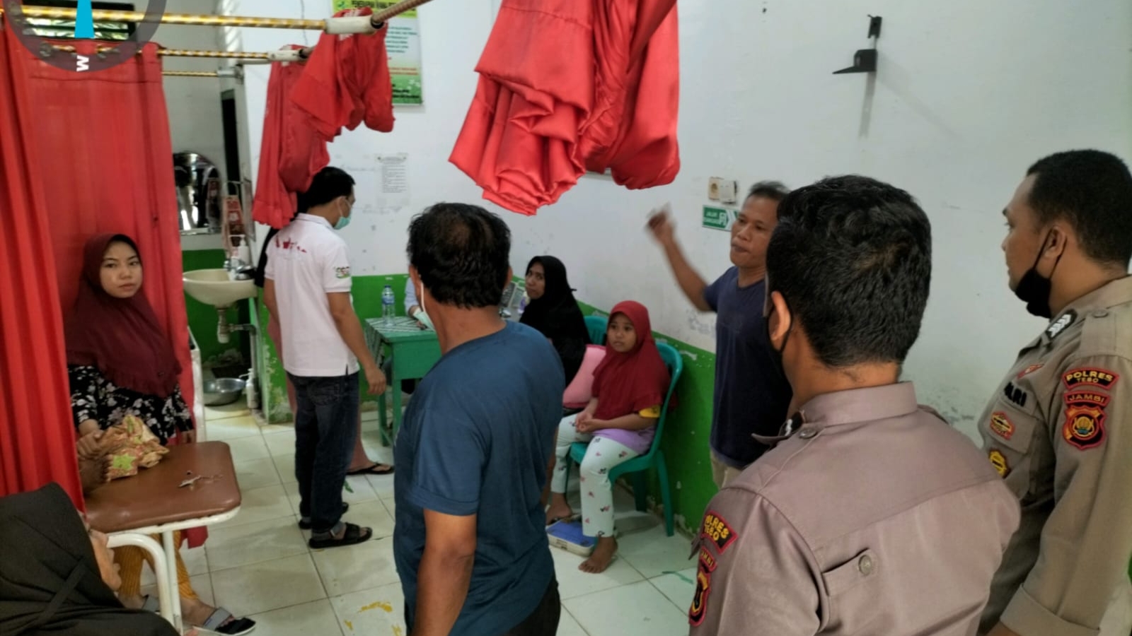Perawatan korban diduga keracunan usai makan sate