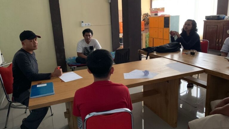 RJ (baju merah) siswa yang terlibat perkelahian di Polres Merangin