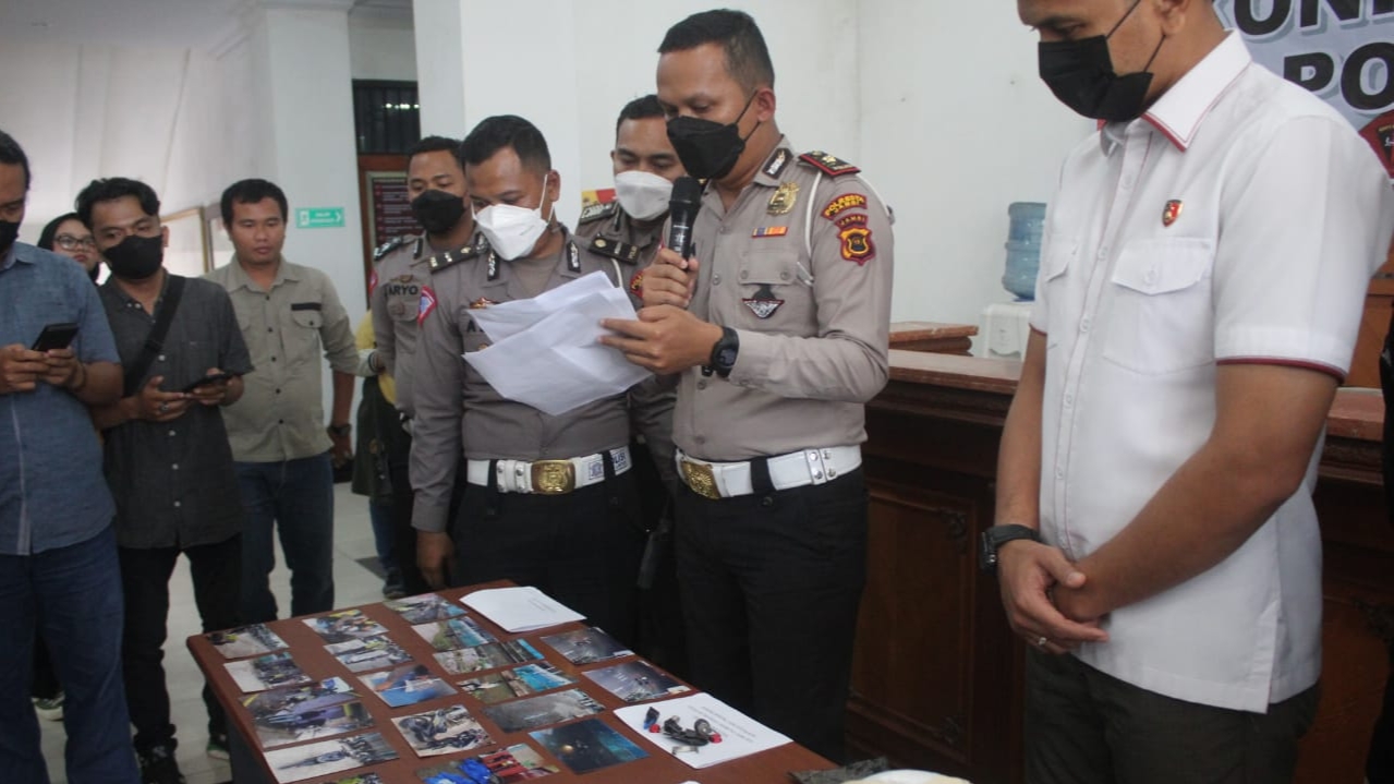 Dirreskrimum Polda Jambi saat penyampaian perkembangan 4 pemuda meniggal dunia 