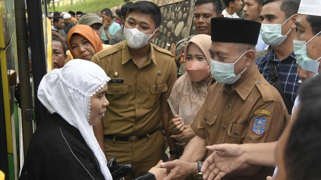 Bupati Mashuri saat sambut kedatangan jemaah haji Merangin