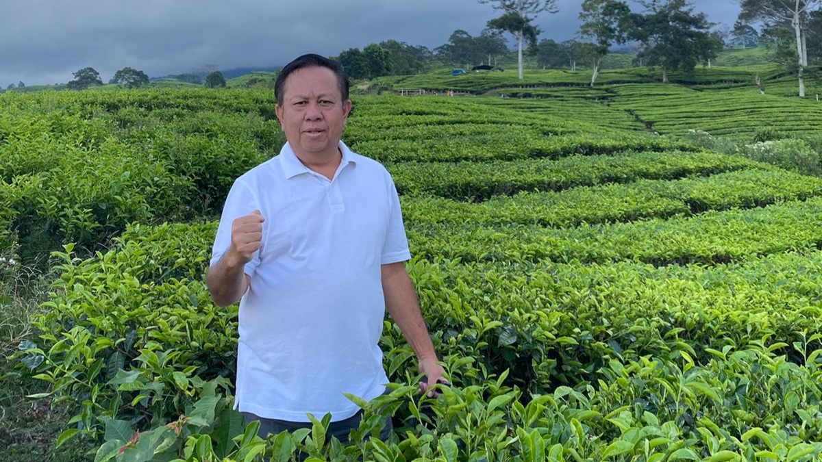Iswandi Syahlan saat berada di Kebun Teh Pagar Alam, Lereng Gunung Dempo SumSel.