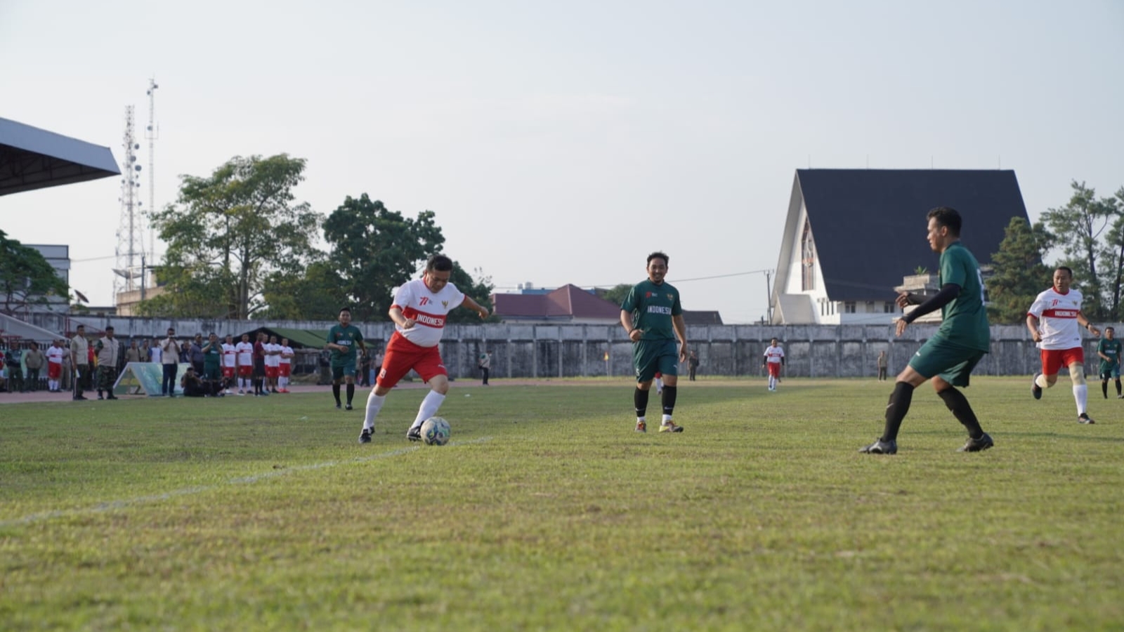 Gubernur Al Haris saat menjalani pertandingan eksebisi pembukaan Liga Santri 2022