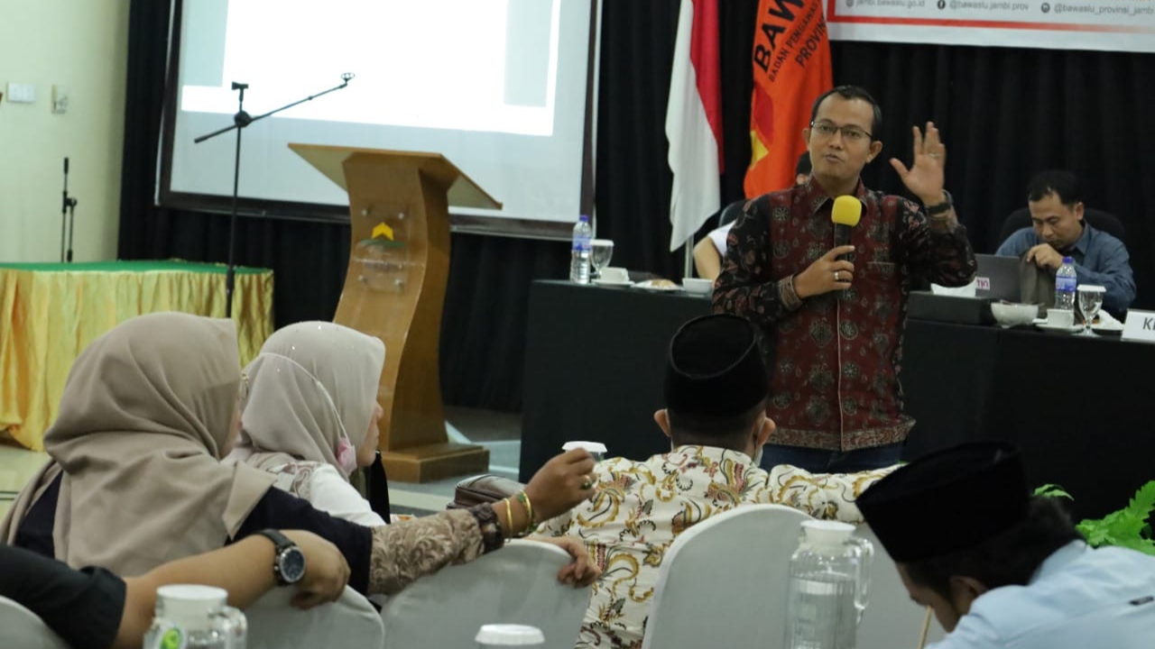Anggota Bawaslu Provinsi Jambi yang juga Kordiv Pengawasan dan Hubal, Fahrul Rozi