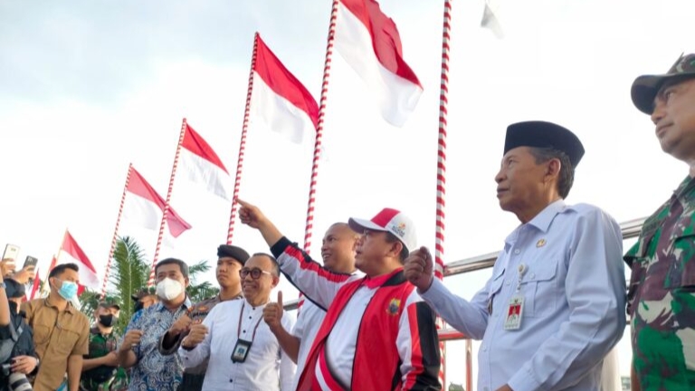 Gubernur Al Haris dan Wagub Abdullah Sani saat kibarakan 1000 bendera di Gentala Arasy 