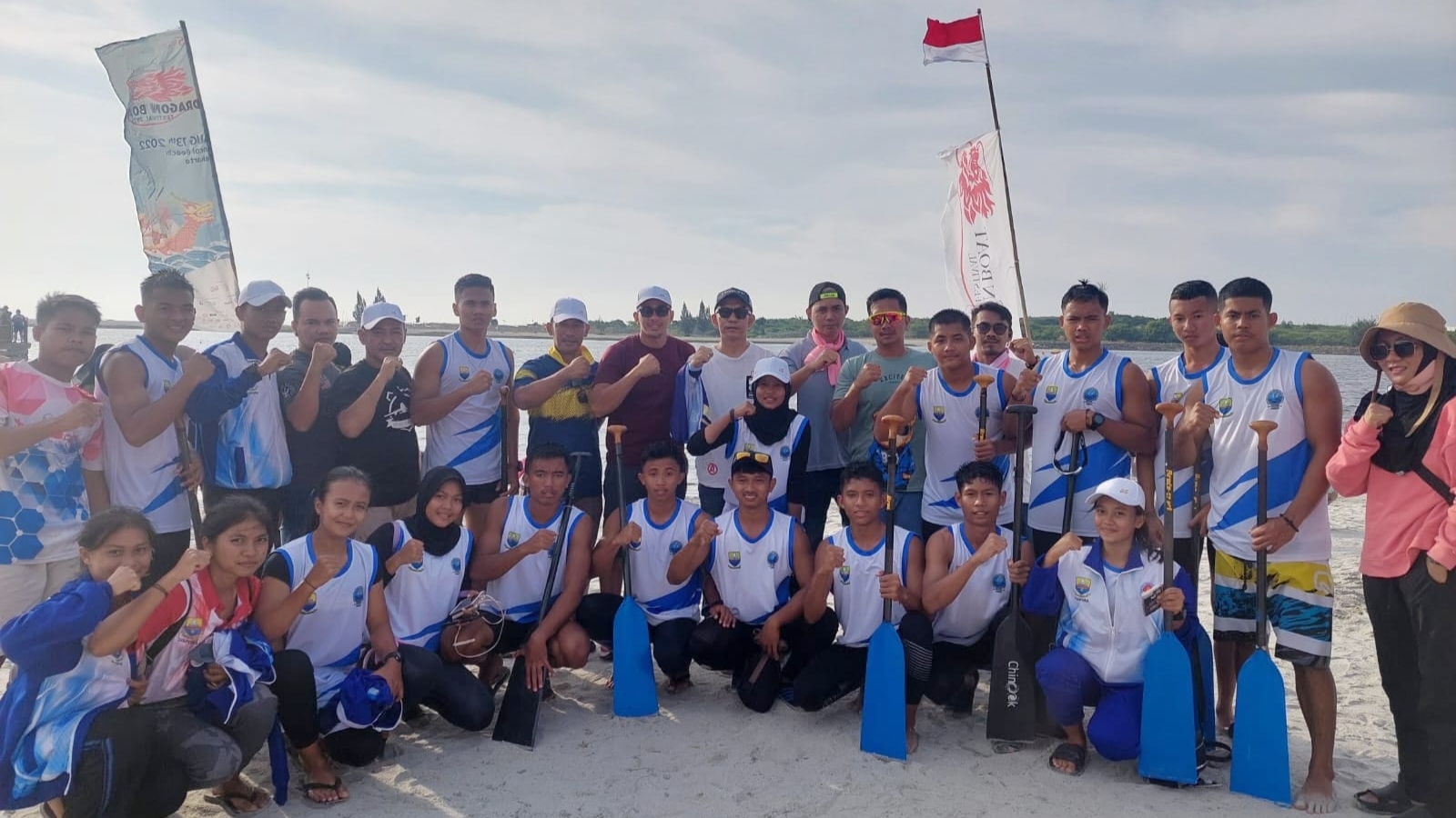 Atlet dayung Jambi saat mengikuti Jakarta Dragon Boat Festival 