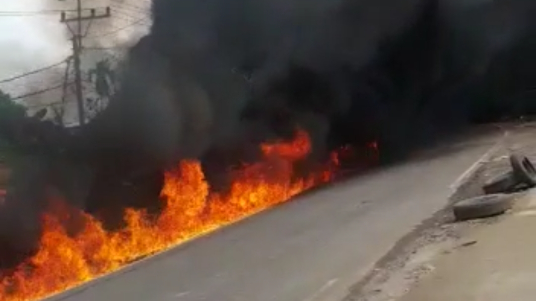 Api menjalar ke jalan akibat kebakaran diduga gudang minyak di Lingkar Barat, Kota Jambi