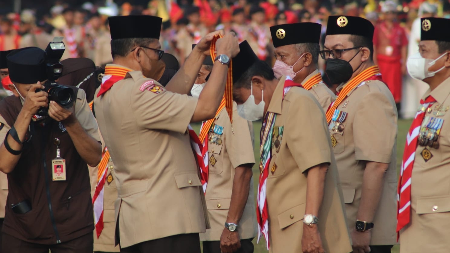 Budi Waseso saat sematkan penghargaan Lencana Melati ke Wagub Abdullah Sani 