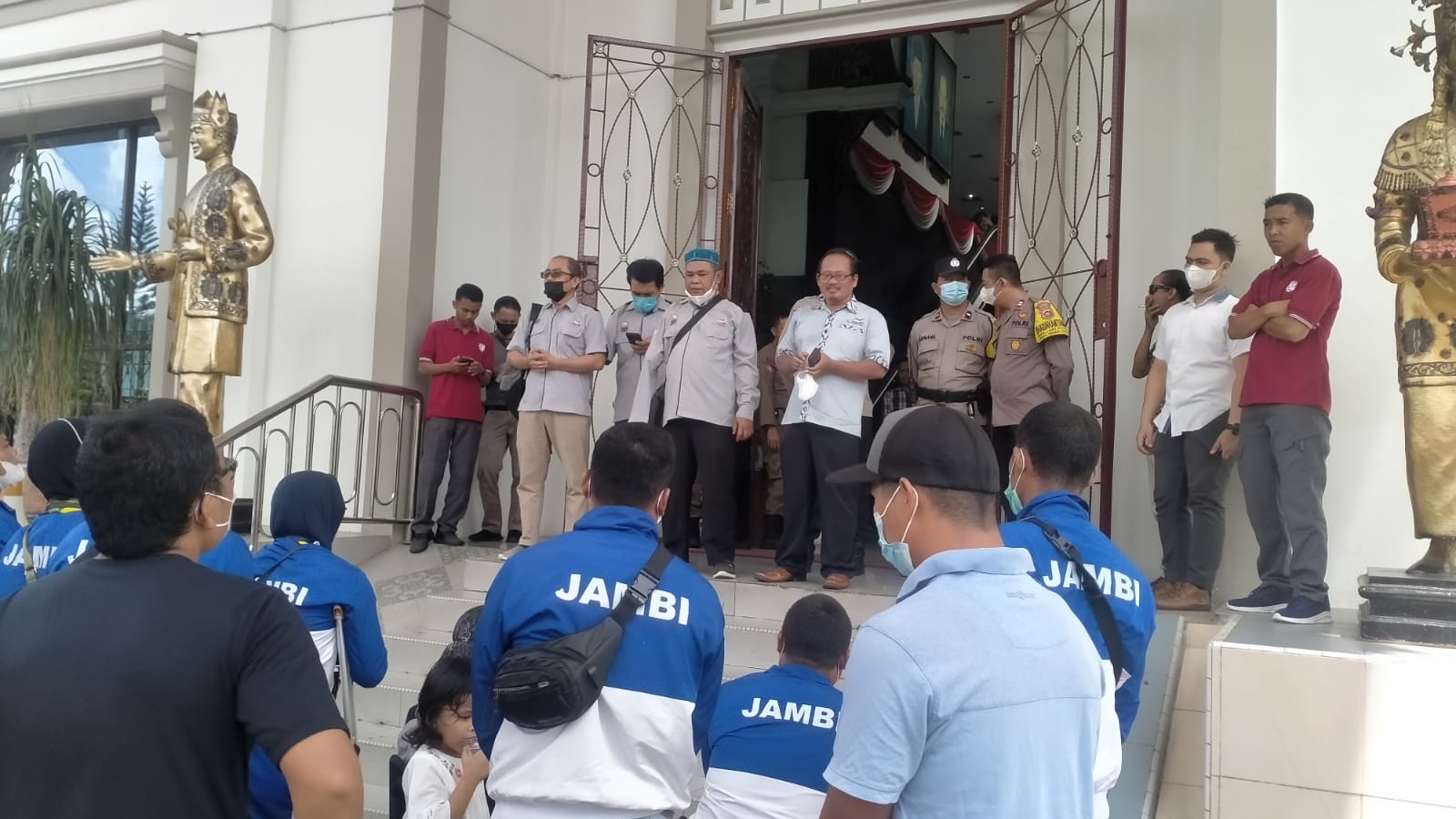 Aksi unjuk rasa atlet disabilitas Jambi di Kantor DPRD Provinsi Jambi 