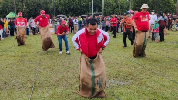 Gubernur Al Haris saat ikuti balap karung meriahkan HUT RI