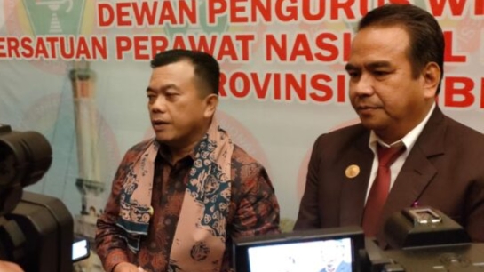 Gubernur Al Haris (kiri)