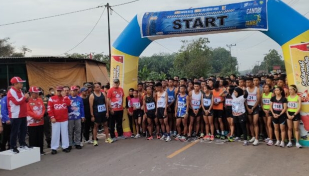 Gubernur Al Haris didampingi Wagub Abdullah Sani saat lepas peserta lari 10 K