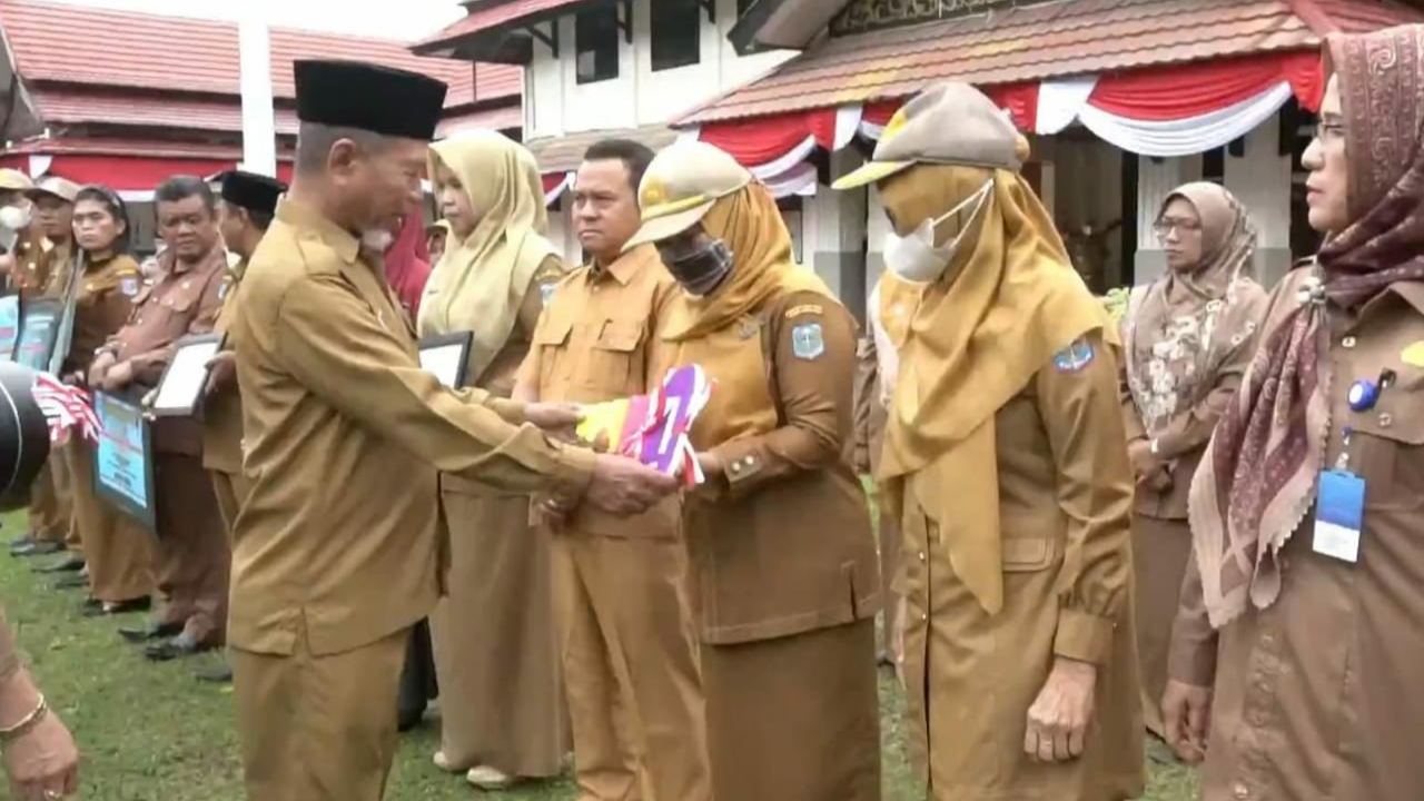 Bupati Mashuri saat serahkan motor dinas