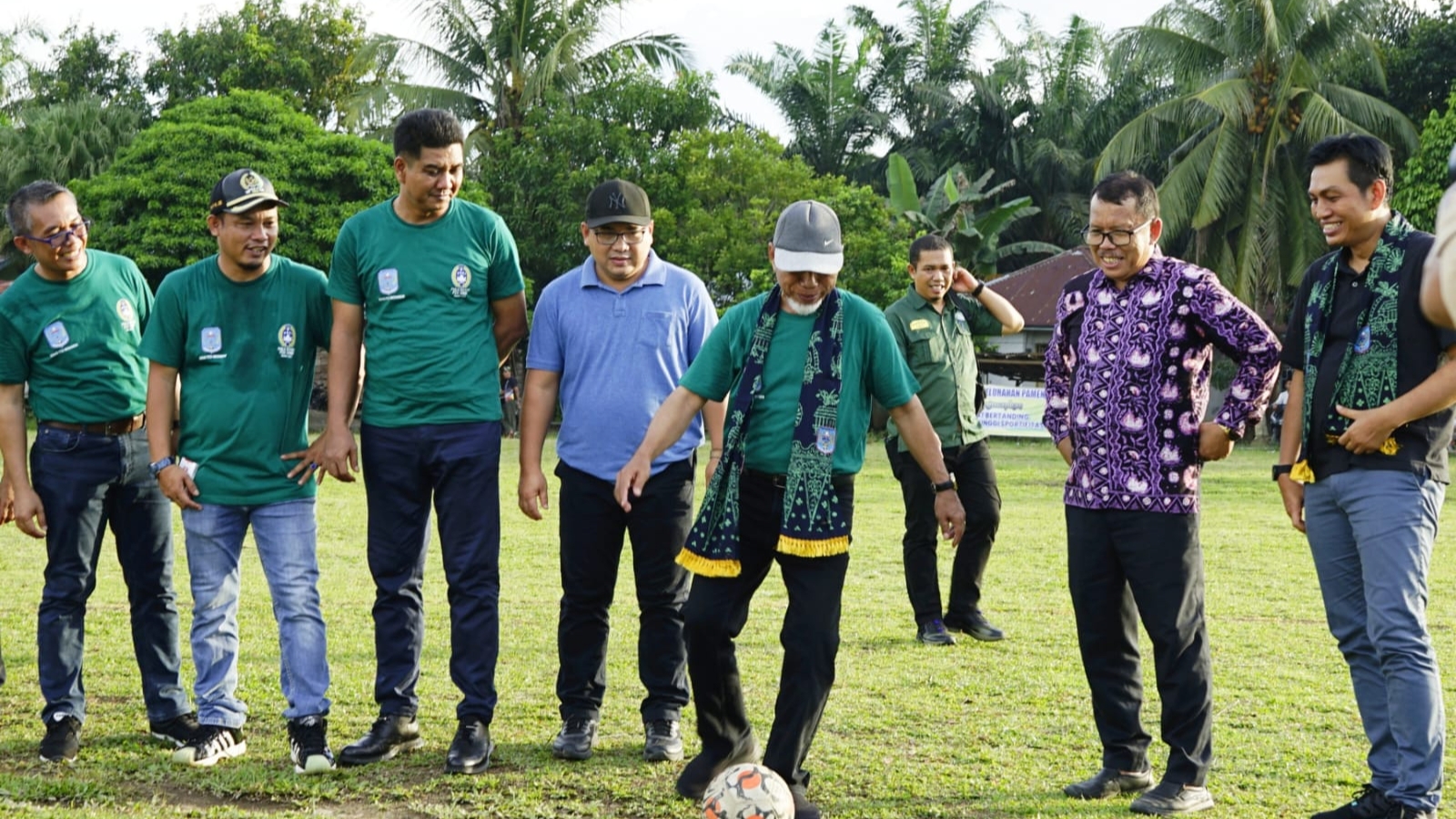 Bupati Mashuri saat buka Turnamen Bola Asprov Jambi