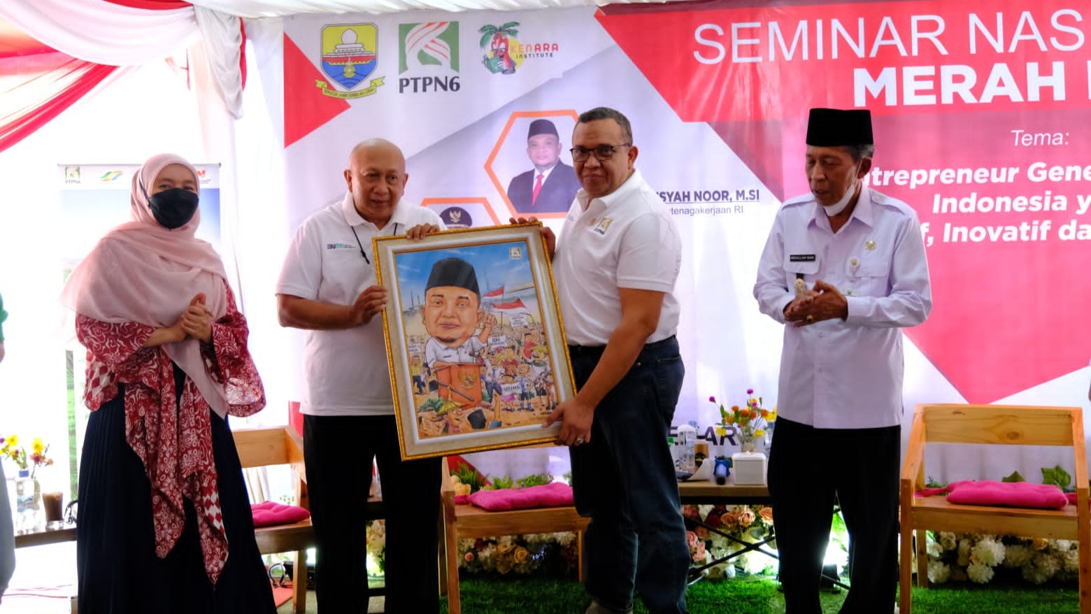 Wamen Ketenagakerjaan RI, Abdullah Sani, Ratu Munawaroh dan Komut PTPN VI di Seminar Merah Putih 