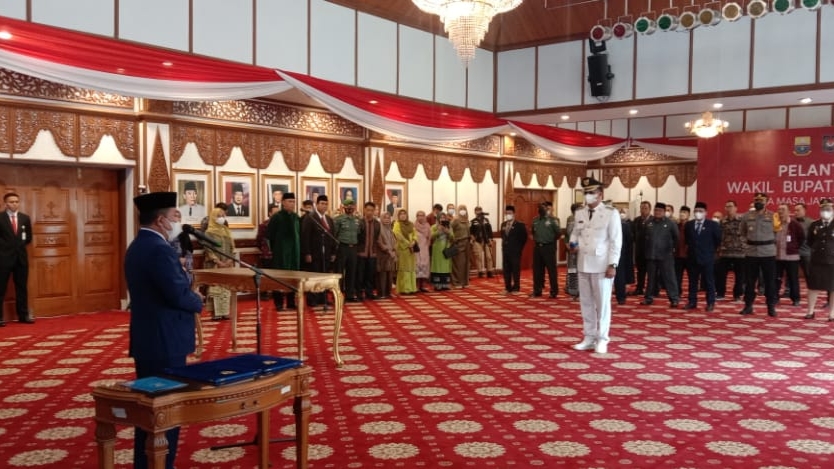 Gubernur Al Haris saat lantik Nilwan Yahya jadi Wabup Merangin sisa masa jabatan 2018-2023