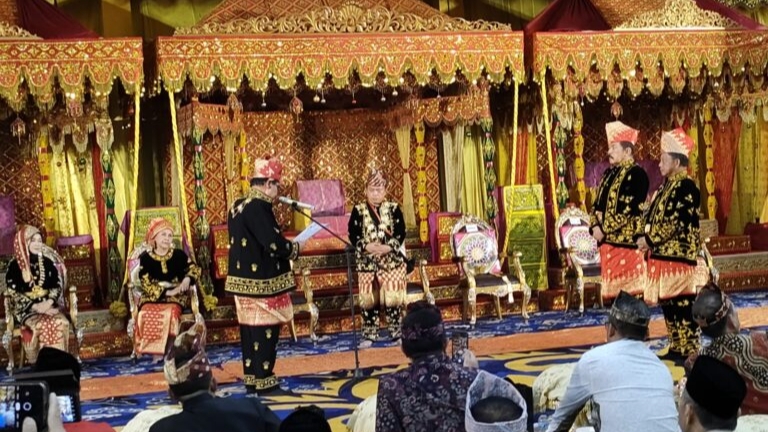 HBA saat penganugerahan gelar adat ke Mendagri Tito dan Jaksa Agung Burhanuddin 