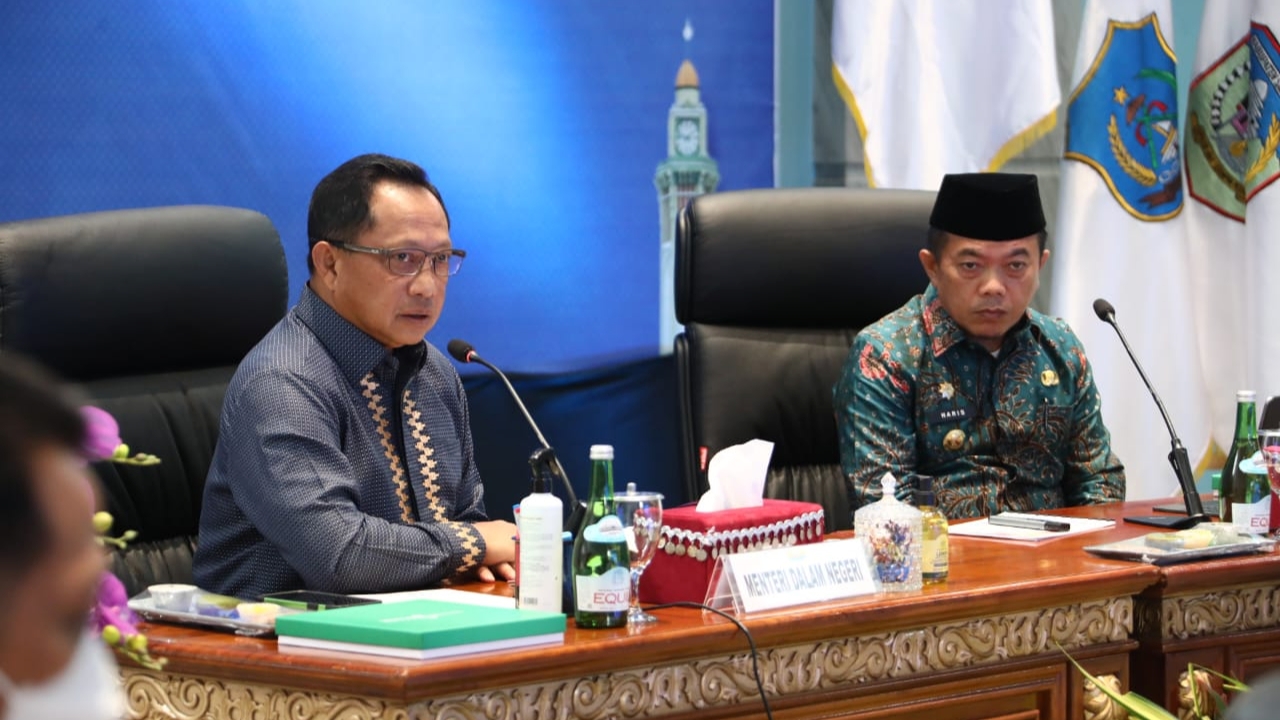 Mendagri Tito (kiri) dan Al Haris 