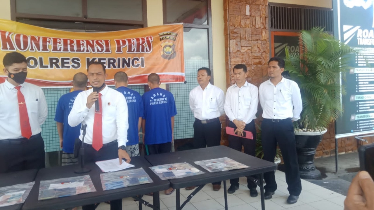 Polres Kerinci saat ungkap kasus penangkapan pelaku judi online 
