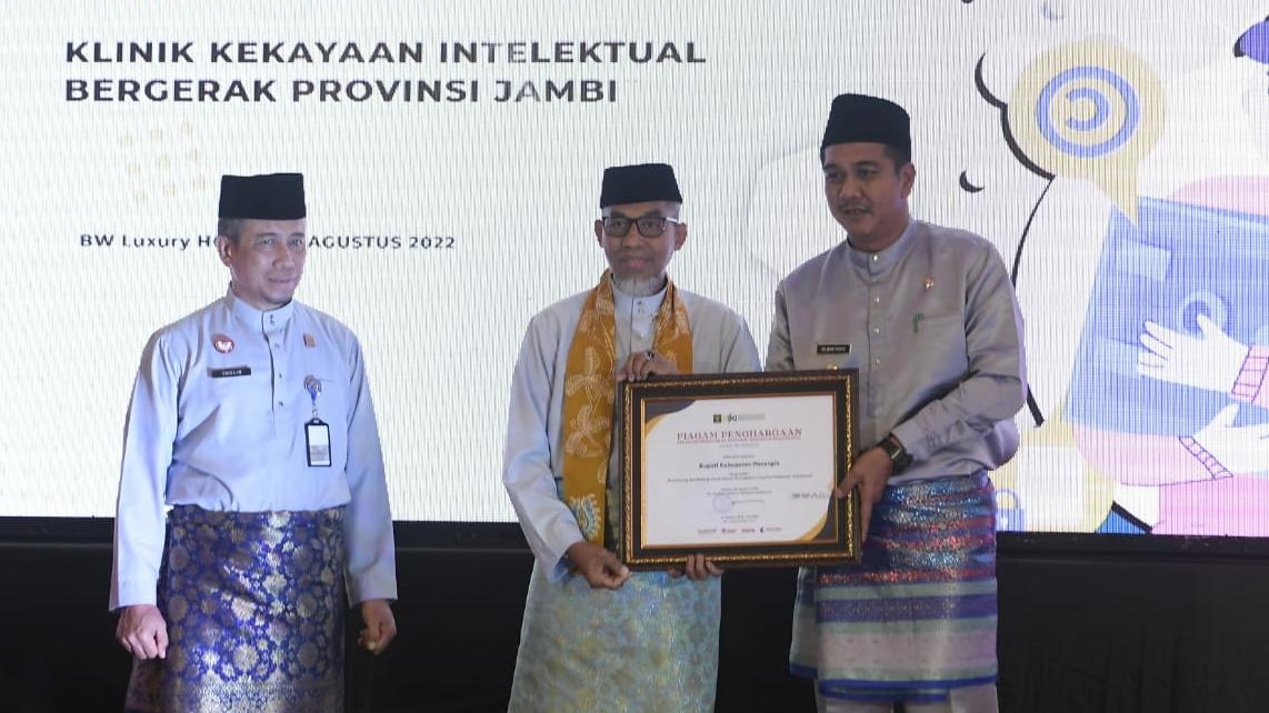 Wabup Nilwan saat terima penghargaan dari Direktorat Jenderal Kekayaan Intelektual RI