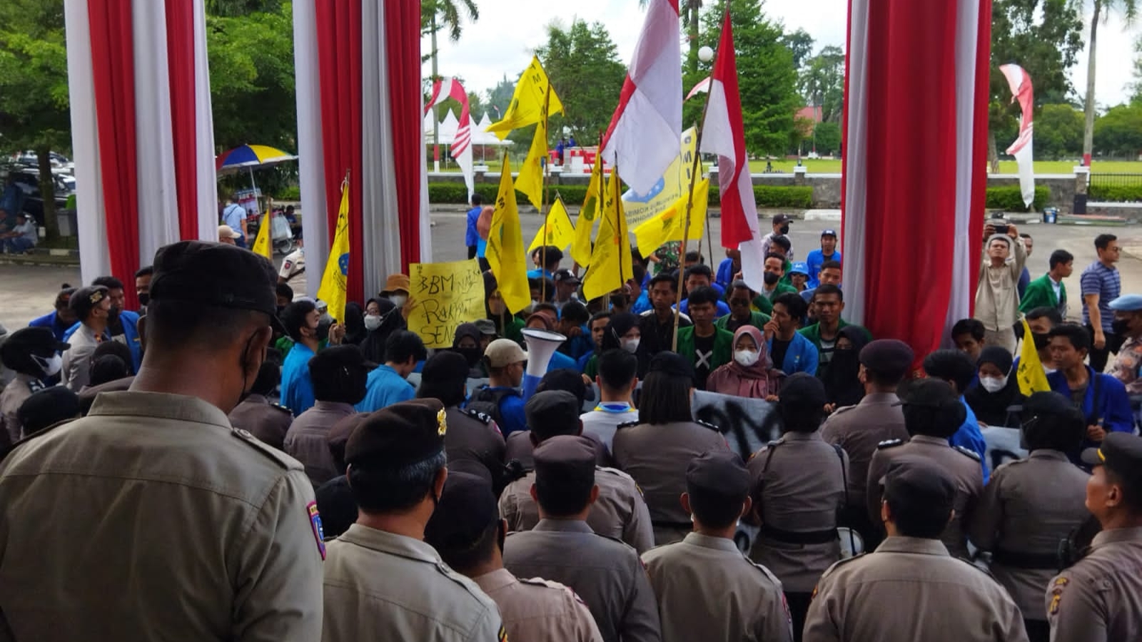 Aksi demo mahasiswa di gedung DPRD Provinsi Jambi 