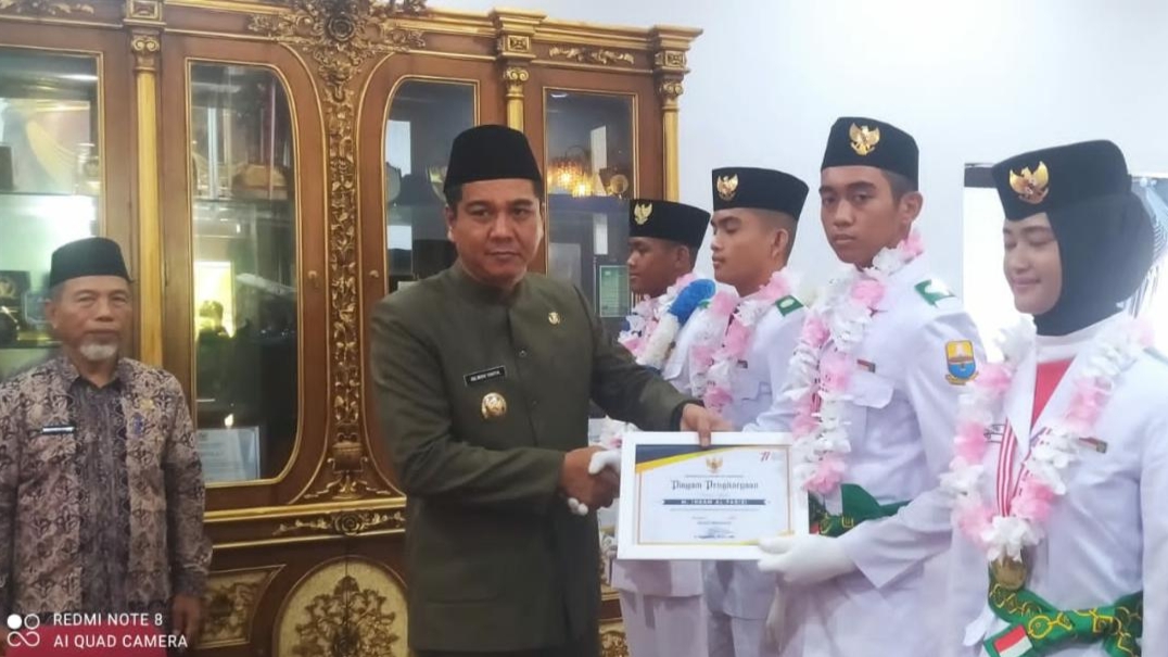 Mashuri dan Nilwan Yahya sambut 5 paskibraka Merangin yang kibar bendera di Istana