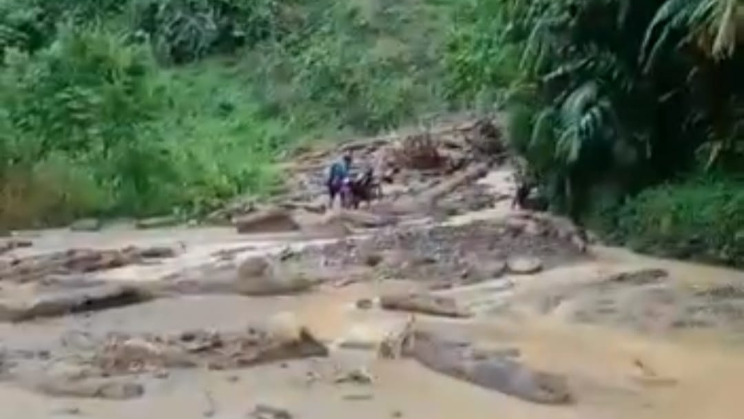 Jalan longsor di Muara Imat