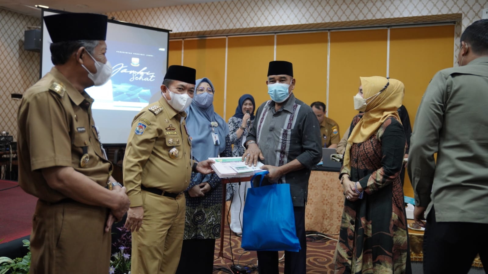 Gubernur Al Haris didampingi Wagub Abdullah Sani saat launching Kartu Jambi Sehat
