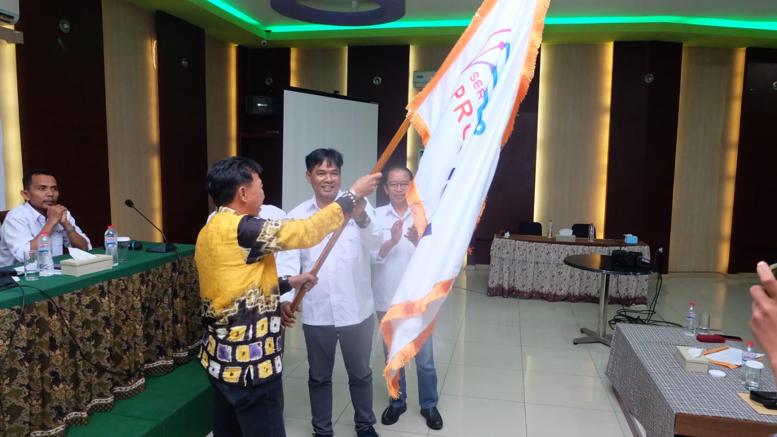 Muhtadi Putra Nusa saat terima petaka SMSI dari pengurus pusat