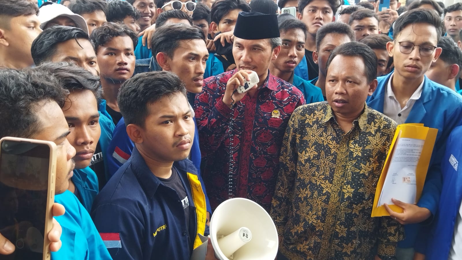 Edi Purwanto saat temui massa aksi demo 